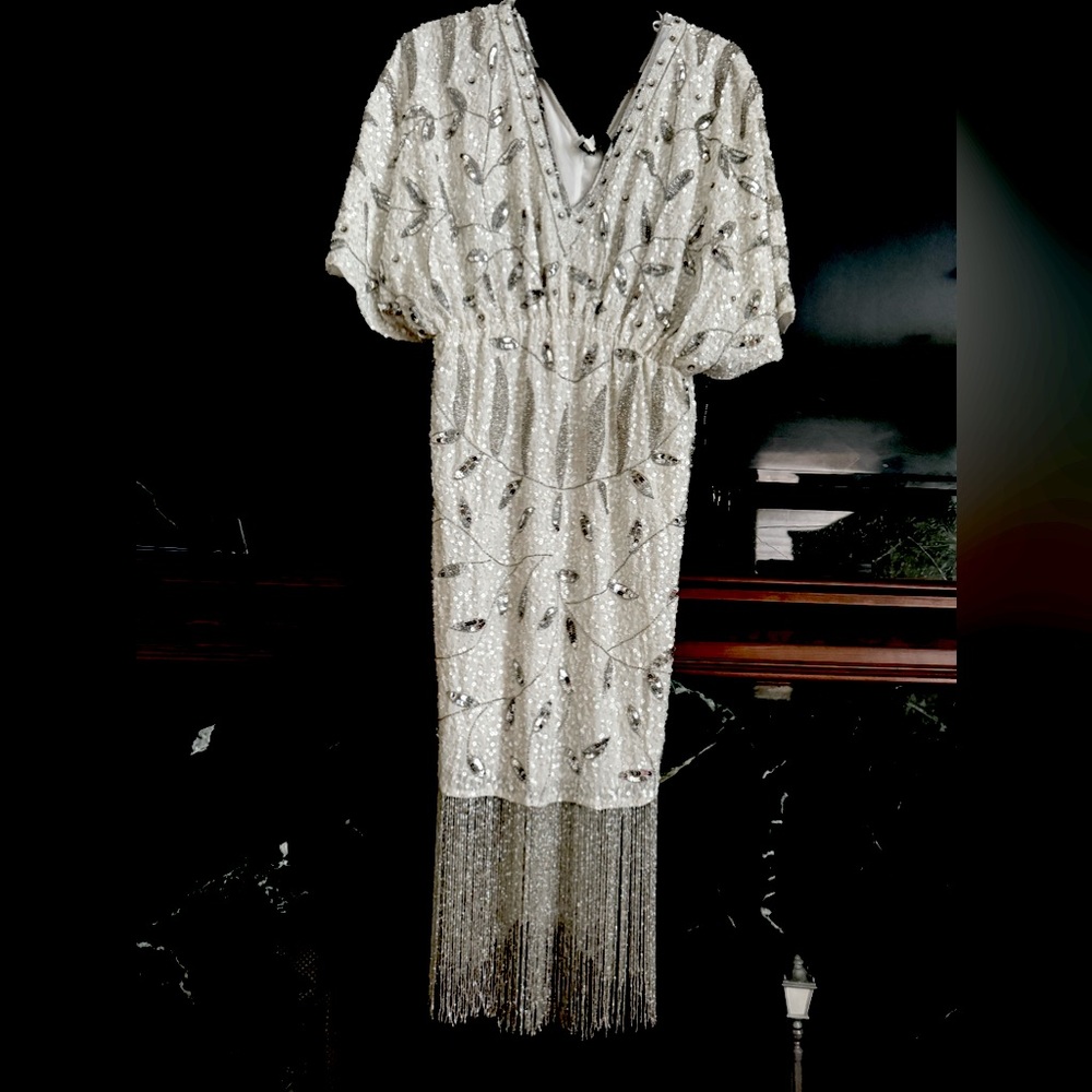 Stunning dress white and silver…